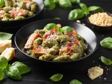 En 15 minutes, cette recette de gnocchi au pesto, ricotta et coppa va remplacer vos pâtes