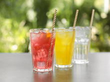 “La plupart sont aussi sucrées que les sodas” : une diététicienne partage la liste des boissons à éviter et celles à privilégier cet été !