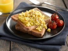 Tartines aux œufs brouillés