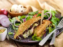 Croque-monsieur spécial automne : un ancien candidat de Top Chef dévoile sa recette inspirée de la soupe à l’oignon !