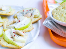 Canapés de crackers gorgonzola, poire et amande fumée