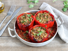 Poivrons farcis au riz et à la viande hachée, sauce tomate aux épices