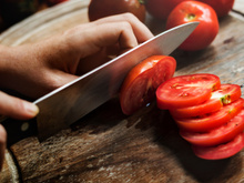 Je coupe toujours mes tomates comme ça : je ne perds plus une goutte de jus, et ça change tout !