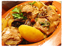 Lapin sauvage façon tajine aux pruneaux , citrons confits et aux baies roses