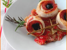 Brochette de dinde au romarin, lard et pruneaux