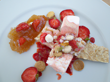 Nougat glacé et minestrone de fraises