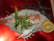 Grondin perlon en habit d'algues, croûte de sel, sauce citronnée à la verveine