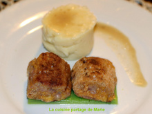 Pieds de porc panés revisités sur lit de gelée aux petits pois et purée au chaource