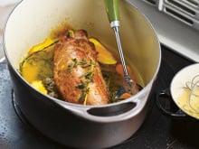 Filet mignon de porc sur lit d'herbes fraîches