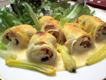 Endives enroulées d'escalopes de chapon à la sauce béchamel et gratinées à la tomme