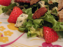 Salade d'agneau aux fraises, roquefort et noix de pécan