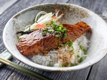 Saumon teriyaki et riz, cake salé aux légumes et amandes, soufflé léger au chou-fleur… Votre menu healthy de la semaine du 16 au 20 mai par 750green