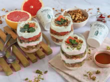 Parfait au skyr, granola maison et pomelo