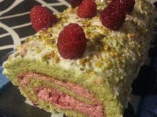 Bûche à la pistache et sa crème à la framboise