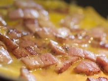 L'omelette brouillée aux lardons