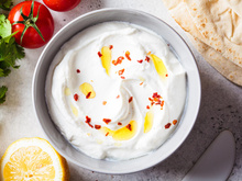 Connaissez-vous la whipped feta, un dip frais et onctueux qui va détrôner le houmous ?