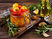 Arrêtez d’acheter vos poivrons marinés trop chers : voici la recette maison ultra facile