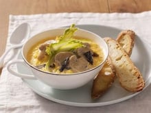 Brouillade d'œufs aux champignons de Paris, crème fraiche, trompettes de la mort, morilles, asperges et mouillettes de pain