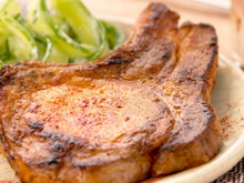 Côte de porc marinée au paprika doux, tagliatelles de concombre au yaourt à la menthe