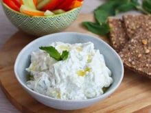 “Délicieux” : avec cette recette notée 5/5 sur 750g, faites un tzatziki parfait pour vos repas et apéros de l’été !