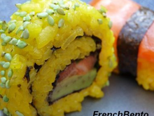 California rolls tout jaunes au saumon, avocat et mini pousses de roquettes