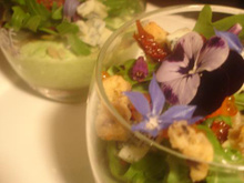 Verrine en bavarois petits pois et estragon, sablé au parmesan et olives noires, salade folle en Bleu de Gex et citron confit