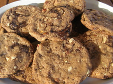 Gros cookies au chocolat, aux amandes et noisettes