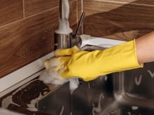 L'astuce magique et économique : ce légume est le secret insoupçonné pour faire briller votre évier comme au premier jour