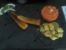 Poulet au lait de coco, purée de patate douce et bananes plantains