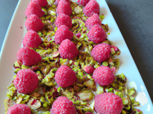 Framboises soyeuses à la rose et aux éclats de pistaches