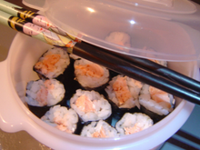 Makis-sushis filet de saumon chaud et huile d'olive citron