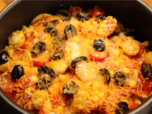 Tomate et fromage sur lit de chips tortillas