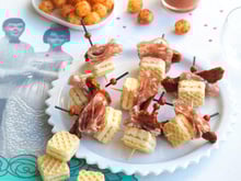 Mini- piques de gaufrettes aux tomates séchées et rosette