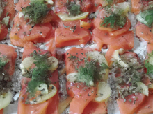 Gravlax de saumon recouvert d'échalotes