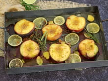 Pêches rôties au miel gingembre et romarin