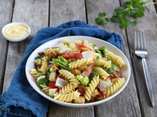 Salade de fusilli façon BLT aux tomates et bacon grillé,