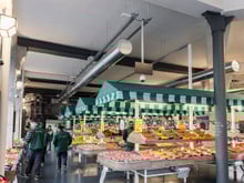 Verrières et structures métalliques, 420m2 de superficie : entre supermarché et halle, ce magasin alimentaire a ouvert au coeur de Paris !