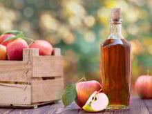 Ne jetez plus vos épluchures de pommes : voici comment faire votre vinaigre de cidre maison avec !