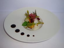 Sardine, Battu Picard, et petits légumes de saison, comme un pain perdu au basilic, chips et pousse de betteraves, émulsion d'une barigoule d'artichaud