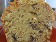 Cake au roquefort, noix et raisins secs