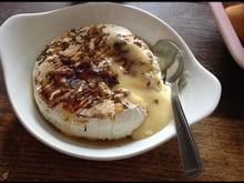 Camembert rôti au miel