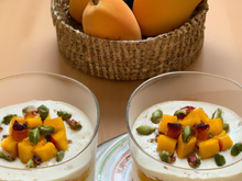 Tiramisu mangue agrémenté de kakis et pistaches torréfiées