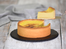 Son mari adore le flan et le mille-feuille : elle imagine le dessert gourmand parfait pour lui...
