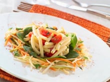 Salade de légumes, macaronis et vinaigrette à la chicorée