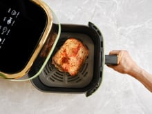 Cet ingénieur chimiste est formel : cet ingrédient avec de l'eau chaude est la clé pour nettoyer facilement son Air Fryer