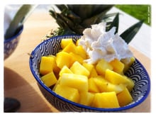 Salade de fruits exotiques à la chantilly de lait de coco