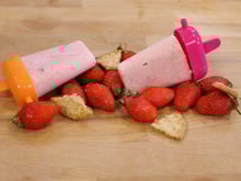 Glaces au yaourt à la vanille, fraises et crumble