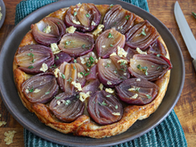 Tarte tatin : ni pomme, ni abricot, misez sur les oignons pour une version salée !