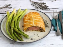 Magret de Canard façon Wellington et asperges vertes sautées