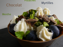 Tartelette en coque de chocolat myrtilles, pistaches, menthe